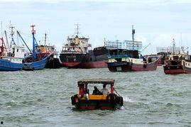 福建南海吃瓜渔船,渔民的悠闲生活与海上奇遇