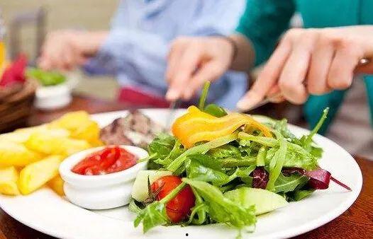 吃瓜归吃瓜吃饭归吃饭,生活两不误的智慧生活态度