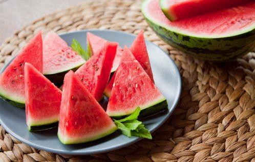 学校搬凳子吃瓜,共享欢乐时光